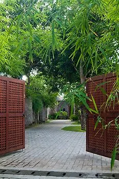 Mango Tree Hotel *